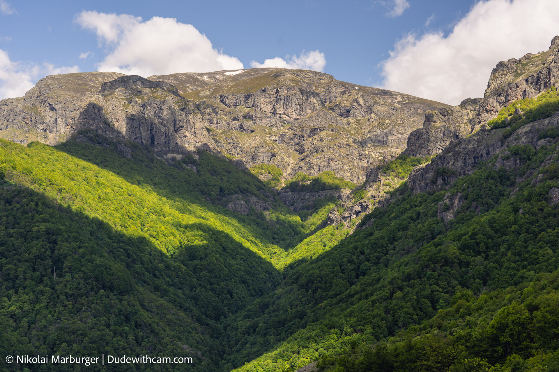 The hike to the Ray Hut is quite popular for the locals. It is a 20,5km hike back and forth and has an incline of 1050m.